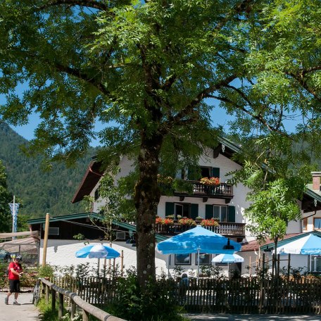 Gasthof Batznhäusl in Kreuth am Tegernsee  - Biergarten von Frühjahr bis Herbst bei sonnigem Wetter geöffnet, © GERLIND SCHIELE PHOTOGRAPHY TEGERNSEE