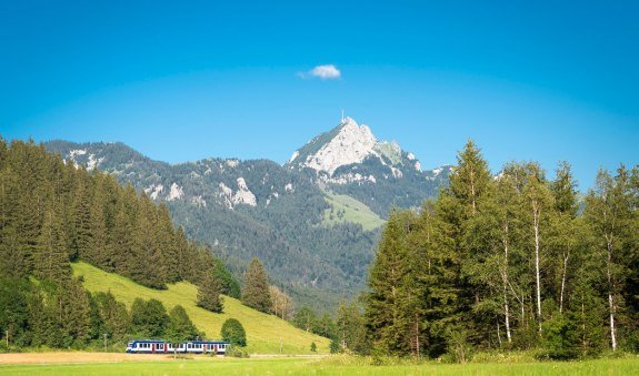 Blick auf den Wendelstein mit BRB, © Alpenregion Tegernsee Schliersee