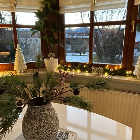 Weihnachtlich geschmückte Essecke im Erker der Tegernsee Perle, © Tegernsee Perle
