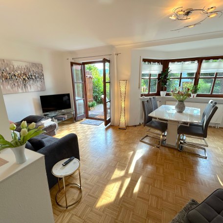 Willkommen in der Tegernsee Perle - Blick ins Wohnzimmer mit Terrassenzugang, © Tegernsee Perle