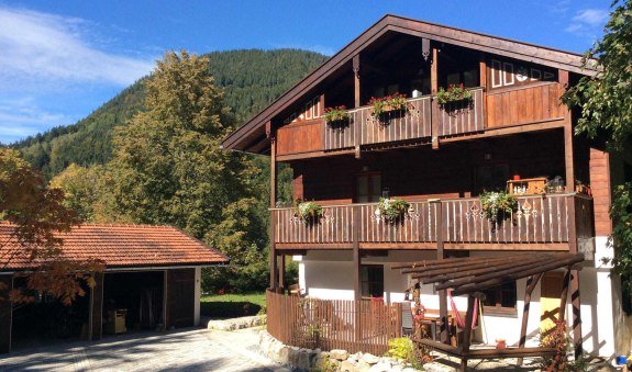 Süd Hausansicht,  Garagen und Bike/Ski Abstellraum., © im-web.de/ Gäste-Information Schliersee in der vitalwelt schliersee
