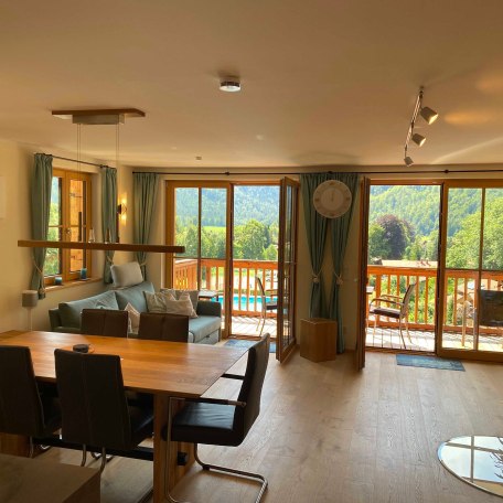 der Wohnraum - das Herz der Ferienwohnung auf 40 qm - offene Küche, Essplatz und Wohnzimmer - kombiniert mit einem beeindruckendem Blick über Bayrischzell, © im-web.de/ Tourist-Information Bayrischzell