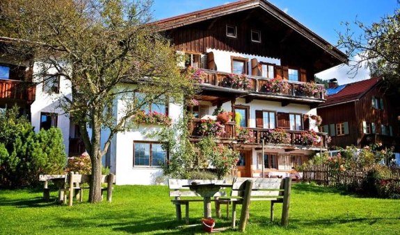 altes Bauernhaus vom Garten aus fotografiert, &copy; im-web.de/ G&auml;ste-Information Schliersee in der vitalwelt schliersee