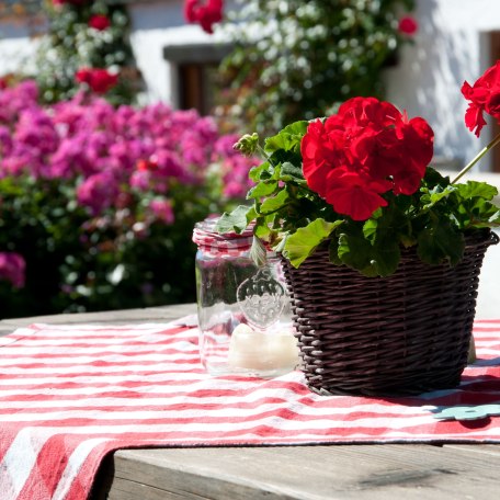 Sitzecke im Garten, © Gästehaus Gartenheim am Tegernsee