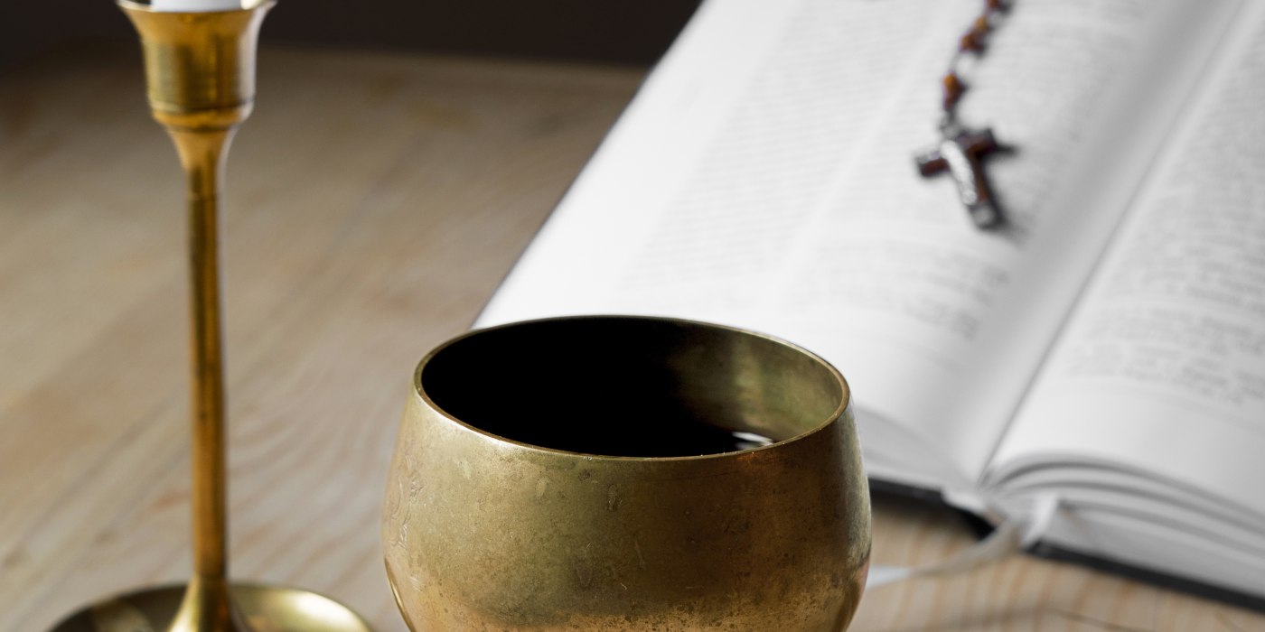 blick-auf-brot-und-wein-fur-die-religiose-zeremonie