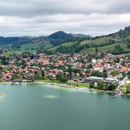 Der Ort Schliersee aus der Vogelperspektive (unsere Ferienwohnung Auszeit am See befindet sich in dem Querbau am rechten unteren Bildrand), © Ferienwohnung Auszeit am See