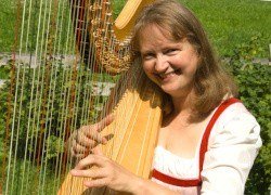 Martina Holzer an der HArfe