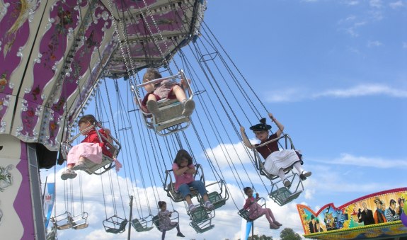 Volksfest_Schiffschaukel.jpg Volksfest_Schiffschaukel.jpg