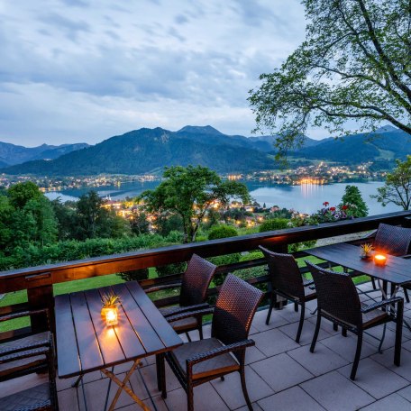 Hotel Der Westerhof Tegernsee - Blue Hour mit Blick auf den Tegernsee, &copy; Hotel Der Westerhof