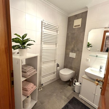 Blick ins Badezimmer (Duschbadewanne), &copy; im-web.de/ Regionalentwicklung Oberland Kommunalunternehmen