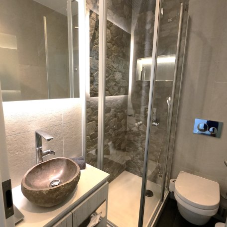Studio Appartement: modernes Badezimmer mit Regendusche, © AlpenOase Schliersee