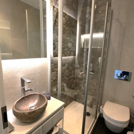 Studio Appartement: modernes Badezimmer mit Regendusche, © AlpenOase Schliersee