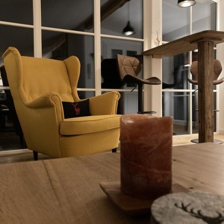 Wohnraum mit Lesesessel, &copy; (c)nagelspitz-nest_schliersee_Foto H.Werlberger