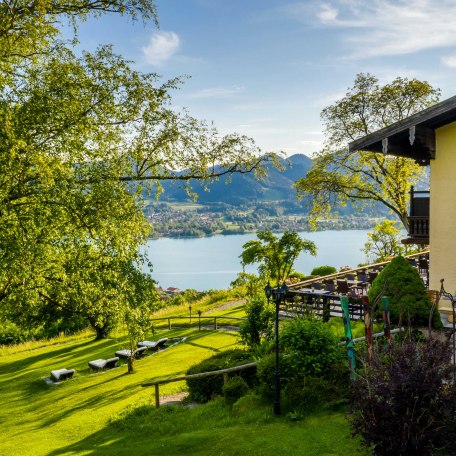 Seeblick und Garten mit Liegewiese im Hotel Der Westerhof, &copy; im-web.de/ Tourist Information Tegernsee