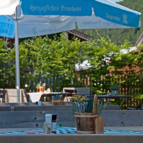 Gasthof Batznhäusl in Kreuth am Tegernsee  - Biergarten von Frühjahr bis Herbst bei sonnigem Wetter geöffnet, © GERLIND SCHIELE PHOTOGRAPHY TEGERNSEE