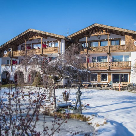 Garten mit Blick zum Haus, © im-web.de/ Gäste-Information Schliersee in der vitalwelt schliersee