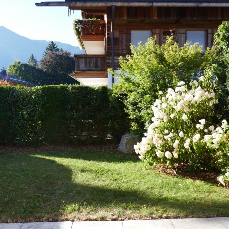 Gartenblick S&uuml;d von der Terrasse, &copy; im-web.de/ Tourist-Information Rottach-Egern