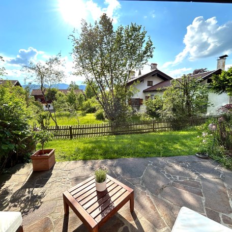 Blick von der Terrasse in den Garten mit Blick auf Bad Wiesseer Berge, &copy; Tegernsee Perle