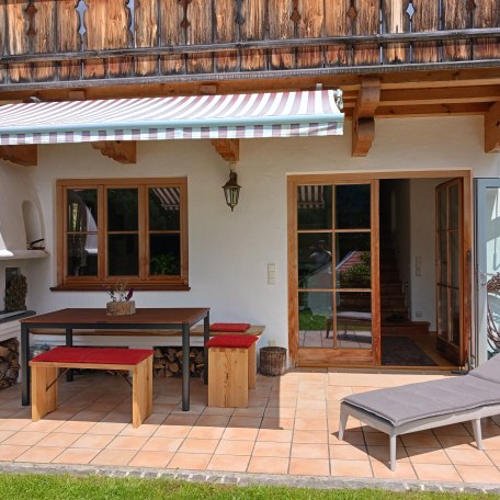 Terrasse mit Außenkamin in der Ferienwohnung Bergfeld, © im-web.de/ Tourist-Information Bayrischzell