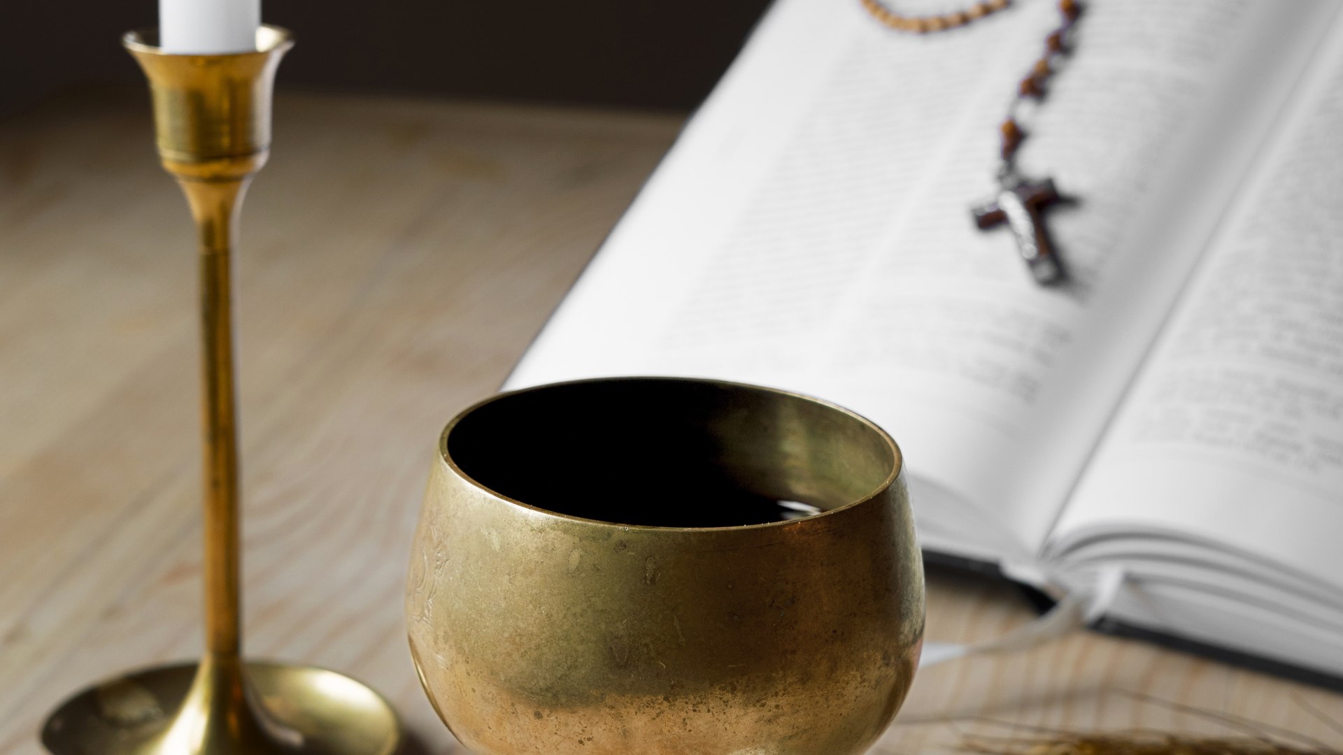 blick-auf-brot-und-wein-fur-die-religiose-zeremonie