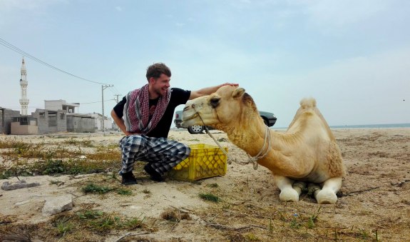 Mit-Kamel-am-Strassenrand-1-1-scaled