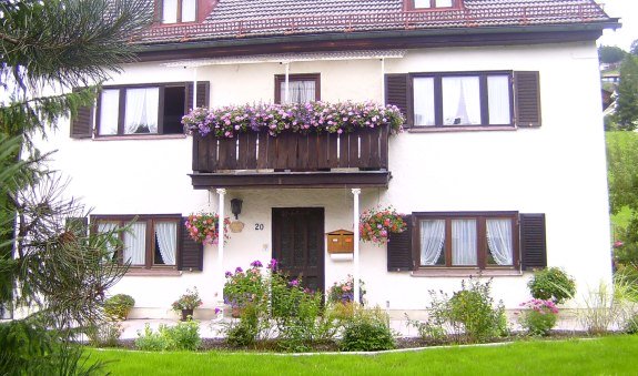 Außenansicht Haus, © im-web.de/ Gäste-Information Schliersee in der vitalwelt schliersee