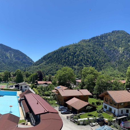 Blick vom Balkon über Bayrischzell zum Seeberg und Traithen, © im-web.de/ Tourist-Information Bayrischzell