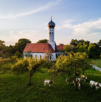 Kirche und Streuobstwiese am Jasberg, © Alpenregion Tegernsee Schliersee