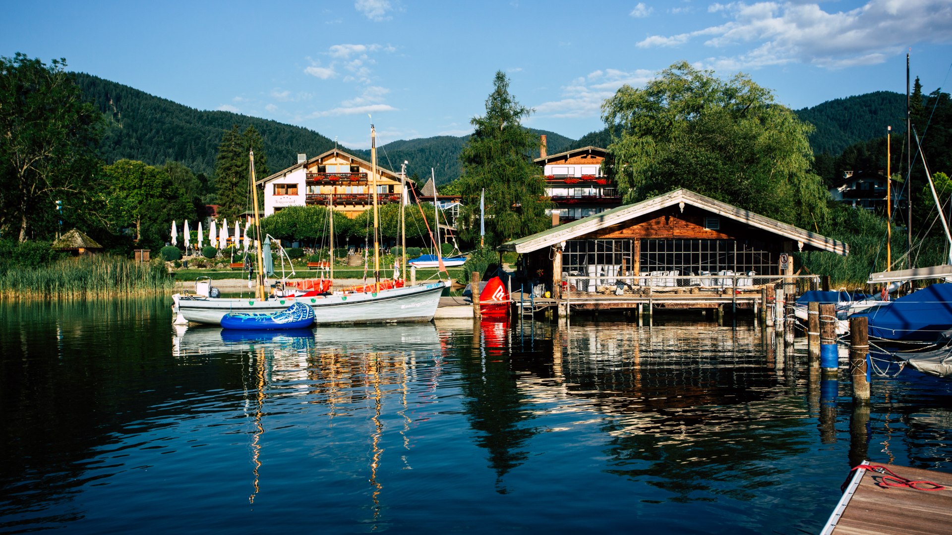 Ansicht vom See - Bootshaus mit G&auml;sten