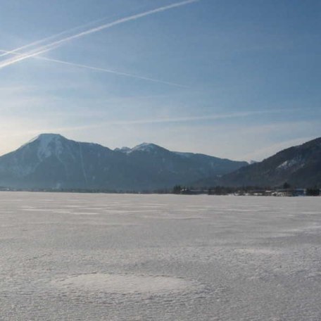 Blick vom See  mit Eisdecke zum Wallberg, &copy; im-web.de/ Tourist-Information Bad Wiessee