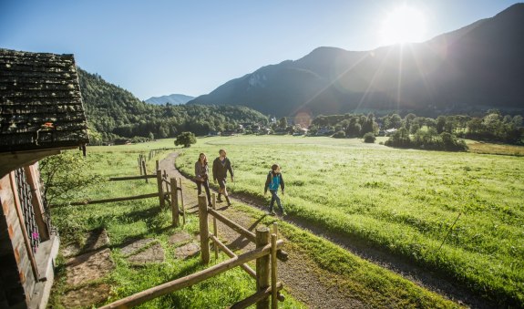 Blick vom Kirchenfeld auf das Bergsteigerdorf Kreuth, © Tegernseer Tal Tourismus GmbH Blick vom Kirchenfeld auf das Bergsteigerdorf Kreuth, © Tegernseer Tal Tourismus GmbH