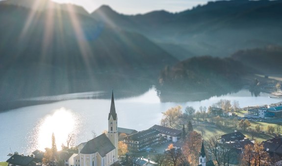 Blick über Markt Schliersee auf den See, © Alpenregion Tegernsee Schliersee