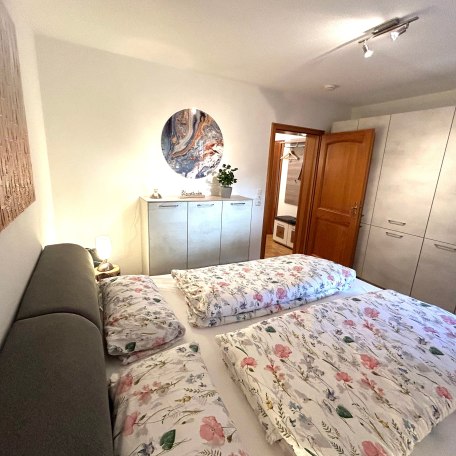 Schlafzimmer mit viel Stauraum, &copy; im-web.de/ Regionalentwicklung Oberland Kommunalunternehmen