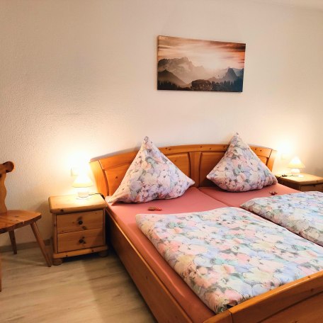Schlafzimmer Doppelbett 2x2m, © im-web.de/ Gemeinde Warngau