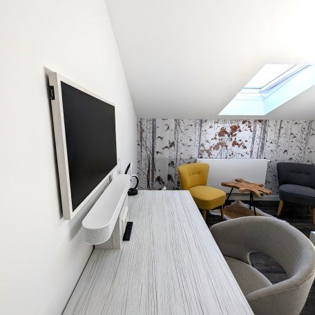 Studio Appartement: Arbeitsplatz mit TV und Soundbar sowie Sitzecke, © AlpenOase Schliersee