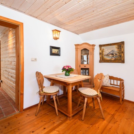 rustikales Esszimmer mit Bauernmöbeln und Blick in den Flur, © im-web.de/ Tourist-Information Bad Wiessee