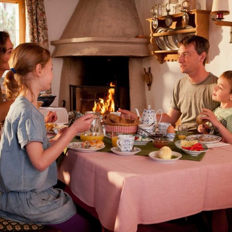 Gäste beim Frühstück in der Stube, © im-web.de/ Gäste-Information Schliersee in der vitalwelt schliersee