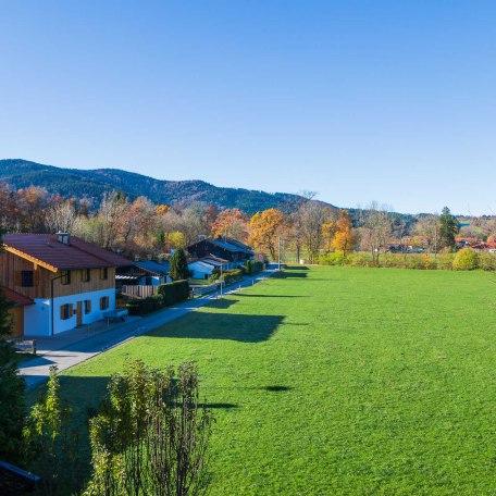 Blick auf den Holzeralmweg (Wander-/Radweg) und die angrenzende Wiese, © im-web.de/ Tourist-Information Gmund am Tegernsee