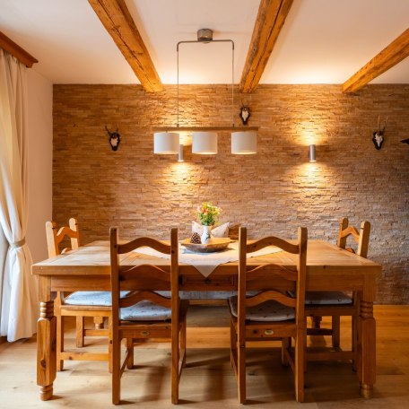 Esszimmer mit Natursteinwand und Deckenbalken aus Altholz, &copy; im-web.de/ Tourist-Information Bad Wiessee