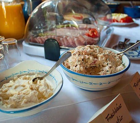 Frühstücksbüffet mit selbstgemachten Produkten, © im-web.de/ Gäste-Information Schliersee in der vitalwelt schliersee