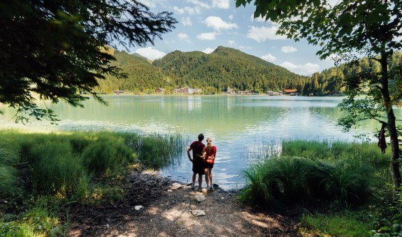 Am Spitzingsee mit Blick auf den Ort, © Alpenregion Tegernsee Schliersee