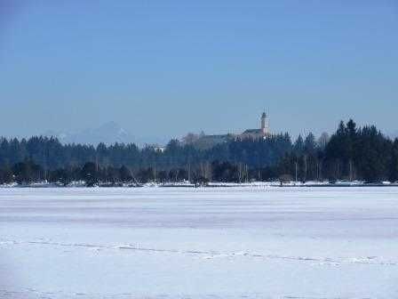 Blick vom nahe gelegenen Kirchsee auf Kloster Reuthberg, &copy; im-web.de/ Tourist-Information Gmund am Tegernsee