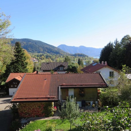Blick auf die FeWo mit See und Wallberg im Hintergrund, © im-web.de/ Tourist-Information Gmund am Tegernsee