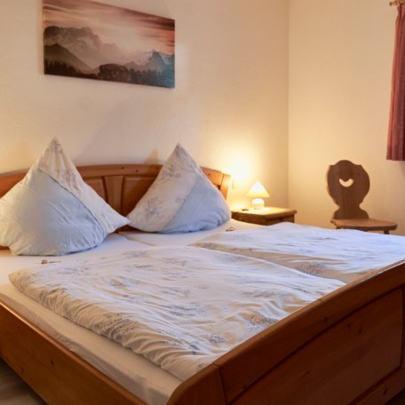 Schlafzimmer, Doppelbett 2x2m., © im-web.de/ Gemeinde Warngau