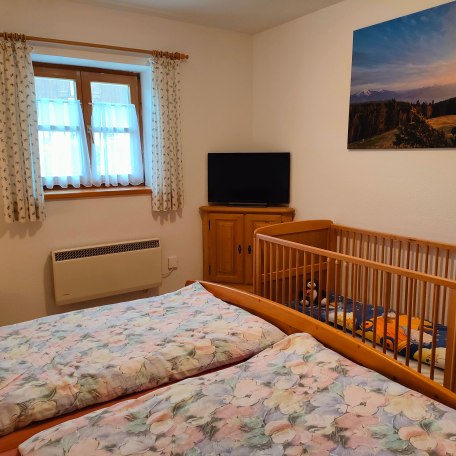 das Schlafzimmer mit Babybett, © im-web.de/ Gemeinde Warngau
