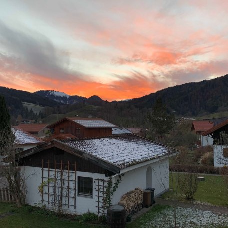 Ausblick vom Balkon mit Sonnenuntergang, © im-web.de/ Gäste-Information Schliersee in der vitalwelt schliersee