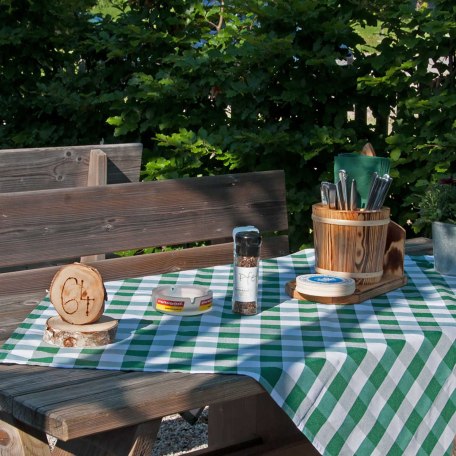 Gasthof Batznhäusl in Kreuth am Tegernsee  - Biergarten von Frühjahr bis Herbst bei sonnigem Wetter geöffnet, © GERLIND SCHIELE PHOTOGRAPHY TEGERNSEE