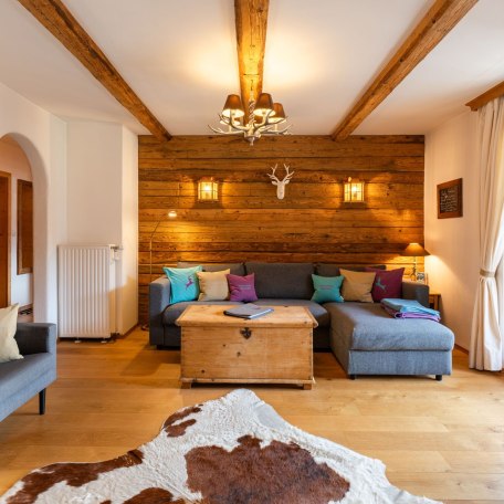 rustikales Wohnzimmer mit Einbauten aus echtem Altholz, &copy; im-web.de/ Tourist-Information Bad Wiessee