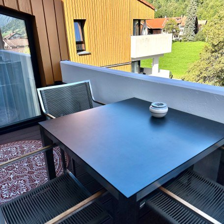 Suite: Balkon mit Tisch und Stühlen für 4 Personen, © AlpenOase Schliersee