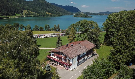 Unser Gästehaus von oben mit Blick auf dem Schliersee, © im-web.de/ Gäste-Information Schliersee in der vitalwelt schliersee